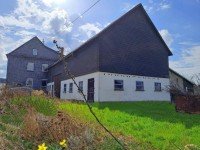 Hauptbild Zweifamilienhaus mit Nahwärme, Carport und Scheune – viel Platz für Wohnen & Hobby